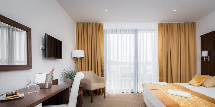 Krásný resort v chorvatském letovisku Rogoznica: snídaně, bazény a soukromá pláž