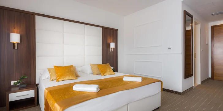 Krásný resort v chorvatském letovisku Rogoznica: snídaně, bazény a soukromá pláž