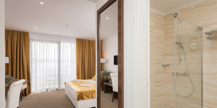 Krásný resort v chorvatském letovisku Rogoznica: snídaně, bazény a soukromá pláž