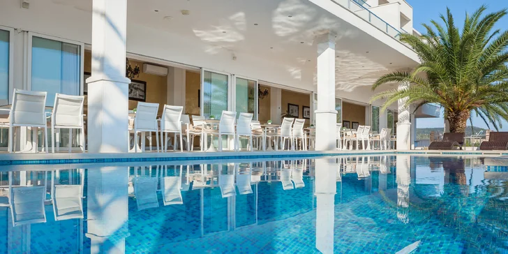 Krásný resort v chorvatském letovisku Rogoznica: snídaně, bazény a soukromá pláž