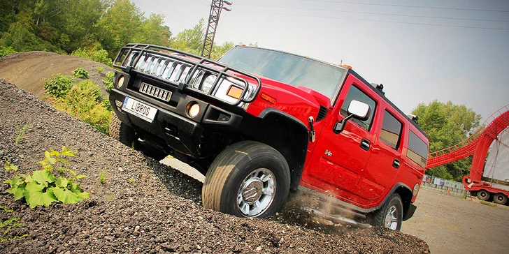 Zažijte pořádnou jízdu: 30 minut jízdy v terénu za volantem Hummeru H2