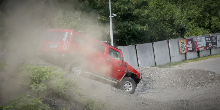 Zažijte pořádnou jízdu: 30 minut jízdy v terénu za volantem Hummeru H2