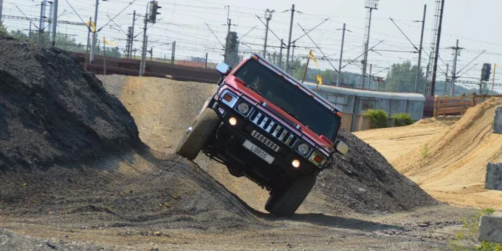 Zažijte pořádnou jízdu: 30 minut jízdy v terénu za volantem Hummeru H2