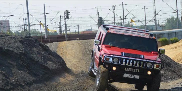 Zažijte pořádnou jízdu: 30 minut jízdy v terénu za volantem Hummeru H2