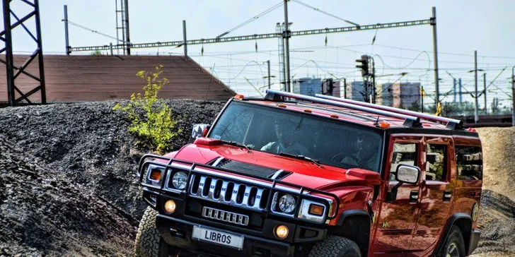 Zažijte pořádnou jízdu: 30 minut jízdy v terénu za volantem Hummeru H2