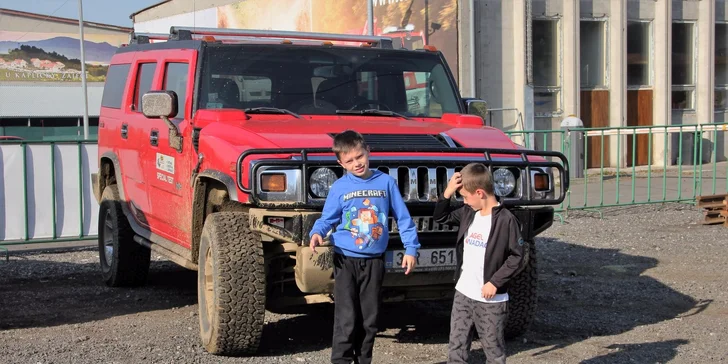 Zažijte pořádnou jízdu: 30 minut jízdy v terénu za volantem Hummeru H2