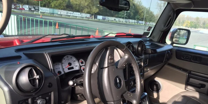 Zažijte pořádnou jízdu: 30 minut jízdy v terénu za volantem Hummeru H2