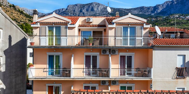Týden v chorvatské Podgoře: pokoje s balkonem 300 metrů od oblázkové pláže