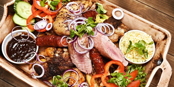 Obří pekáč plný masových dobrot pro 2–3 strávníky kousek od Karlova mostu
