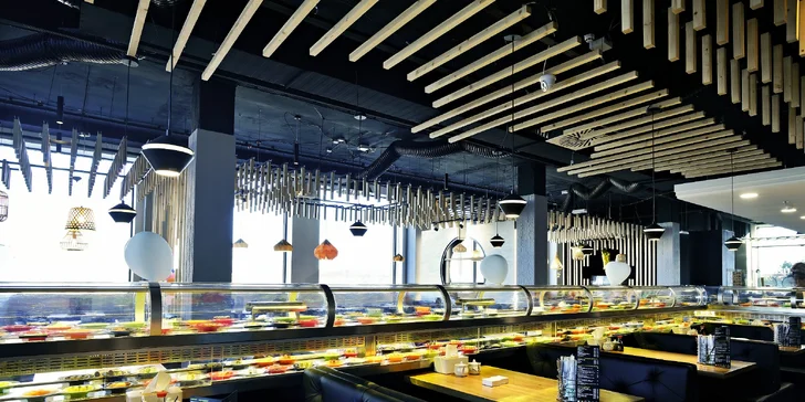 Dvě hodiny running sushi all you can eat v Řepích: grilované speciality, sushi, ovoce, dorty i polévky