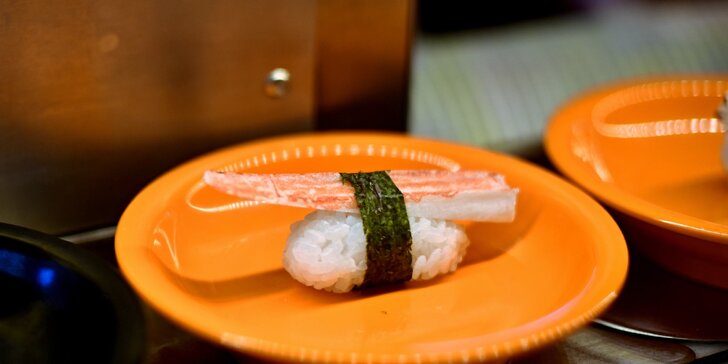 Dvě hodiny running sushi all you can eat v Řepích: grilované speciality, sushi, ovoce, dorty i polévky
