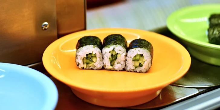 Dvě hodiny running sushi all you can eat v Řepích: grilované speciality, sushi, ovoce, dorty i polévky
