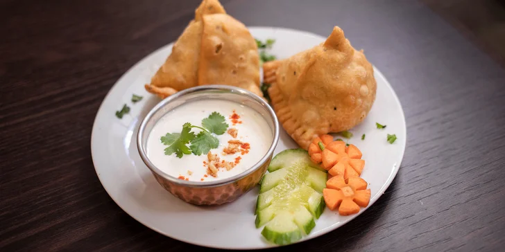 Indické vegetariánské i masové menu: samosa, madras, butter chicken, gulab jamun i nápoj