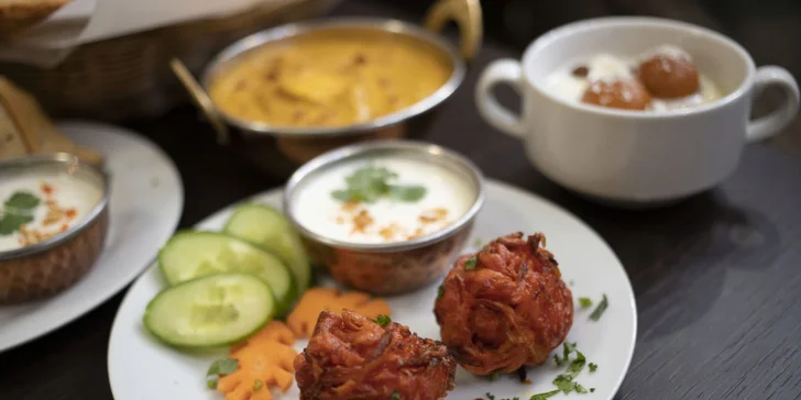 Indické vegetariánské i masové menu: samosa, madras, butter chicken, gulab jamun i nápoj