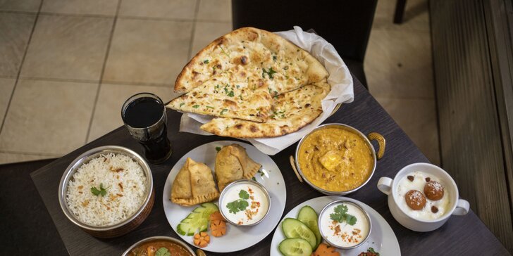 Indické vegetariánské i masové menu: samosa, madras, butter chicken, gulab jamun i nápoj