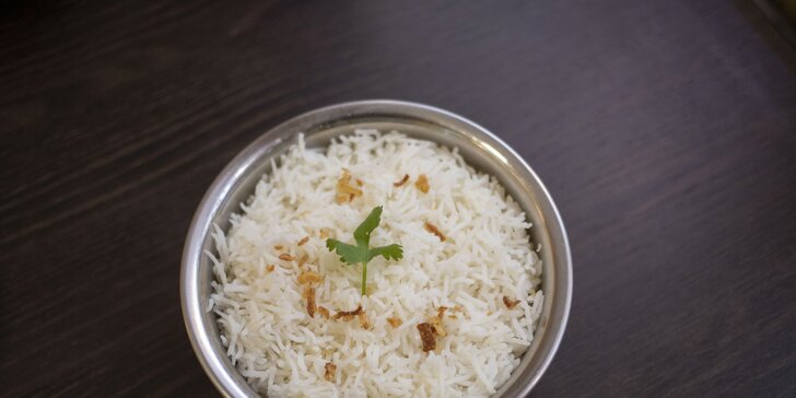 Indické vegetariánské i masové menu: samosa, madras, butter chicken, gulab jamun i nápoj