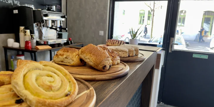 Horký nápoj i míchaný drink či limonáda dle výběru na náměstí Jiřího z Poděbrad