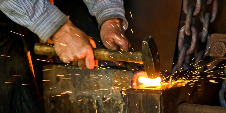3–5 hodin v kovárně: kurz s kovářem a výroba zvonečku, svícnu či nože