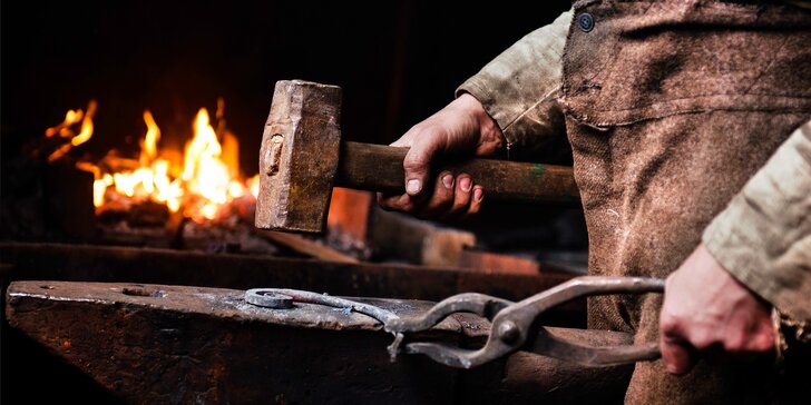 3–5 hodin v kovárně: kurz s mistrem kovářem a výroba zvonečku, svícnu či nože