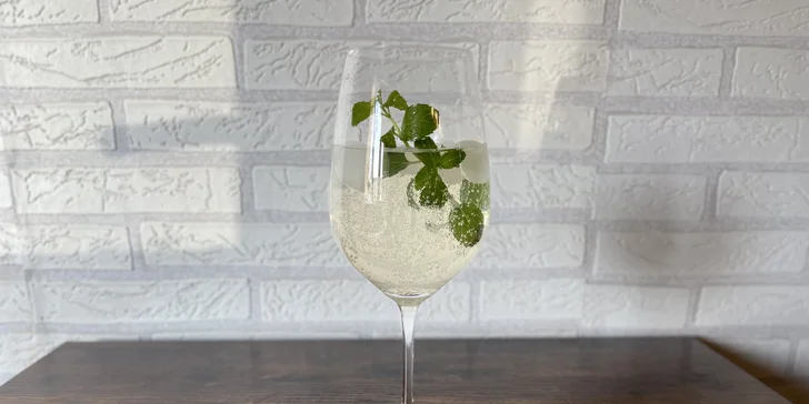 Horký nápoj i míchaný drink či limonáda dle výběru na náměstí Jiřího z Poděbrad
