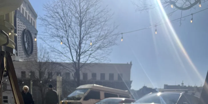 Horký nápoj i míchaný drink či limonáda dle výběru na náměstí Jiřího z Poděbrad