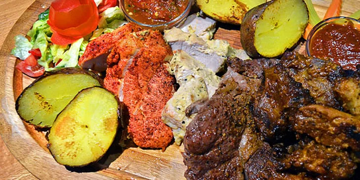 349 Kč za velkou masovou mísu pro 4 osoby. Steaky, křidýlka i žebírka, celkem 1,7 kg šťavnatého masa s omáčkami a pečivem.