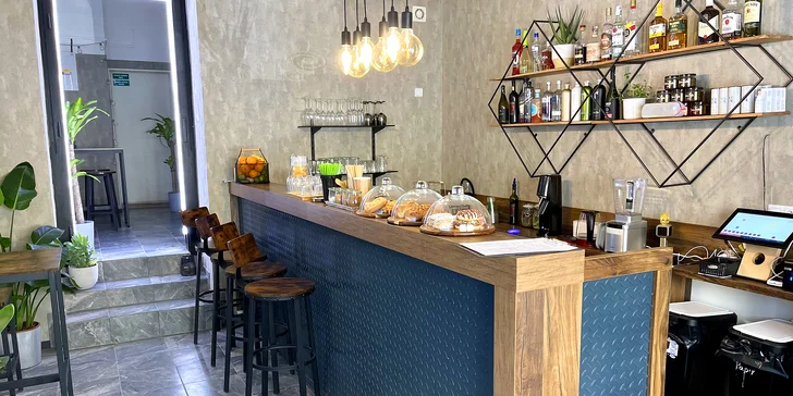 Horký nápoj i míchaný drink či limonáda dle výběru na náměstí Jiřího z Poděbrad
