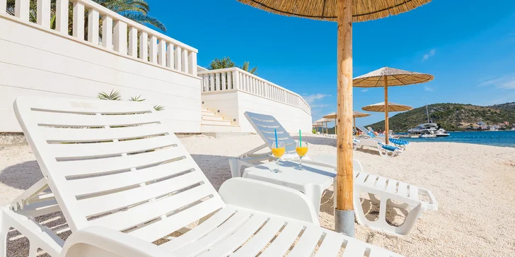 Krásný resort v chorvatském letovisku Rogoznica: snídaně, bazény a soukromá pláž