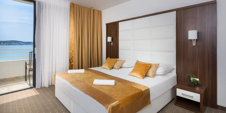 Krásný resort v chorvatském letovisku Rogoznica: snídaně, bazény a soukromá pláž