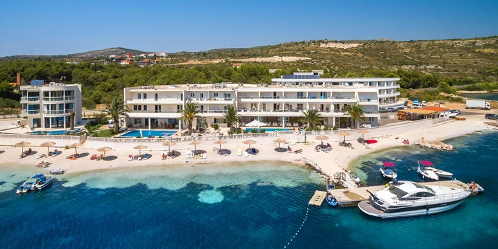 Krásný resort v chorvatském letovisku Rogoznica: snídaně, bazény a soukromá pláž