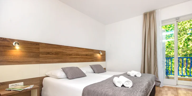 Vodice v Chorvatsku a parádní dovolená u moře: hotel hned u pláže, polopenze, bazény i fitness