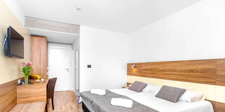 Vodice v Chorvatsku a parádní dovolená u moře: hotel hned u pláže, polopenze, bazény i fitness