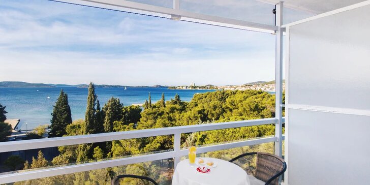 Vodice v Chorvatsku a parádní dovolená u moře: hotel hned u pláže, polopenze, bazény i fitness