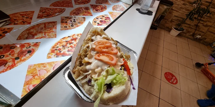Kebab, falafel či pizza ve Strašnicích s sebou: v tortille, pita chlebu i skupinová porce s nápojem