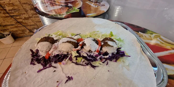 Kebab nebo domácí falafel v centru Prahy s sebou: v tortille nebo jako varianta s nápojem