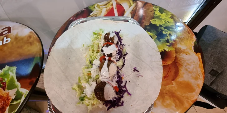 Kebab, falafel či pizza ve Strašnicích s sebou: v tortille, pita chlebu i skupinová porce s nápojem