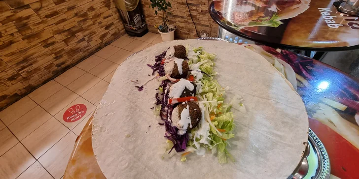 Kebab, falafel či pizza ve Strašnicích s sebou: v tortille, pita chlebu i skupinová porce s nápojem