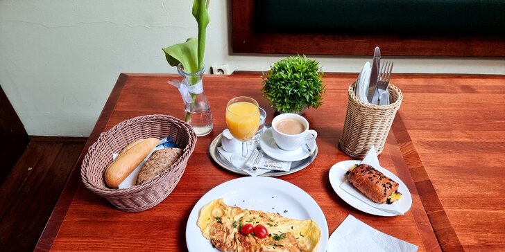 Snídaně s omeletou, čokorolkou, kávou a džusem v Au Pére Tranquille