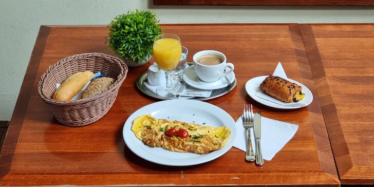 Snídaně s omeletou, čokorolkou, kávou a džusem v Au Pére Tranquille