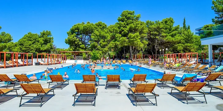 Vodice v Chorvatsku a parádní dovolená u moře: hotel hned u pláže, polopenze, bazény i fitness
