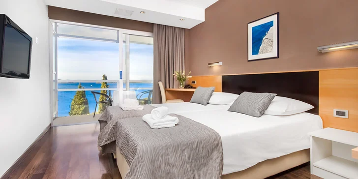 Vodice v Chorvatsku a parádní dovolená u moře: hotel hned u pláže, polopenze, bazény i fitness