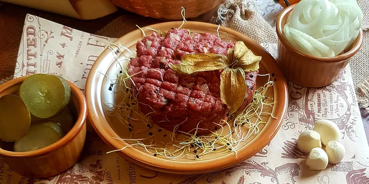 Poctivý 300gramový hovězí tatarák a 10 křupavých topinek z Hastrmanky