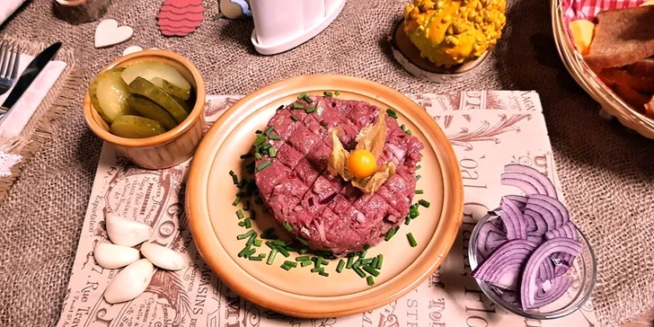 Poctivý 300gramový hovězí tatarák a 10 křupavých topinek z Hastrmanky