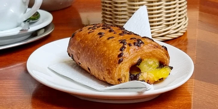 Snídaně s omeletou, čokorolkou, kávou a džusem v Au Pére Tranquille