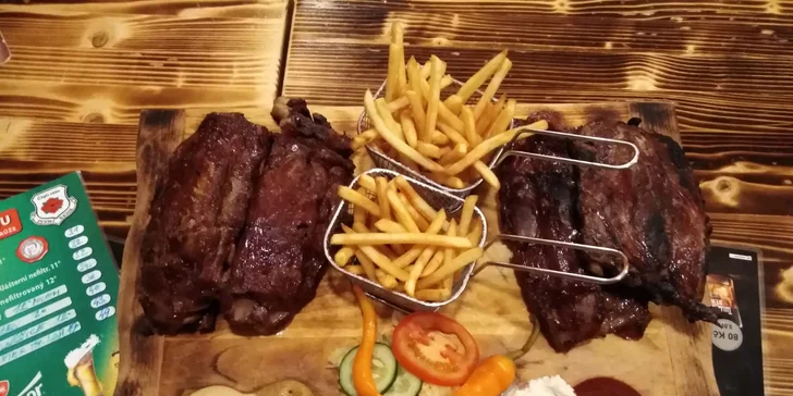 Půl kila nebo kilo uzených žeber z grilu, hranolky, omáčky a obloha