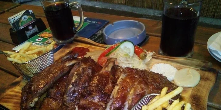 Půl kila nebo kilo uzených žeber z grilu, hranolky, omáčky a obloha