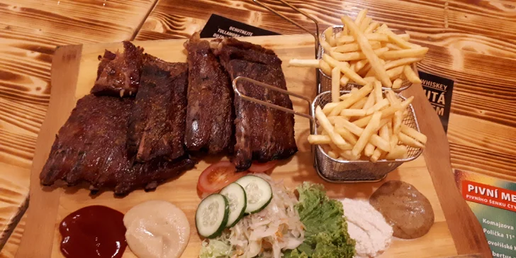 Půl kila nebo kilo uzených žeber z grilu, hranolky, omáčky a obloha