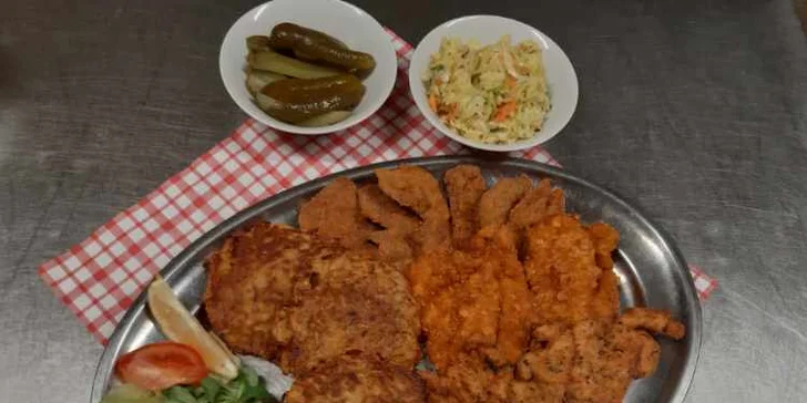 Řízečky na odnos či rozvoz: až 1,2 kg vepřových a kuřecích řízečků s chlebem