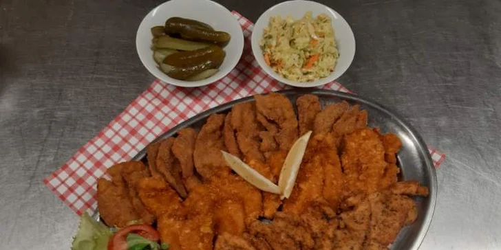 Řízečky na odnos či rozvoz: až 1,2 kg vepřových a kuřecích řízečků s chlebem