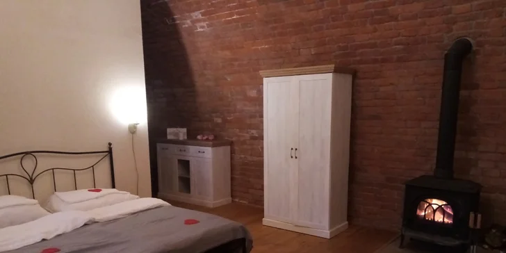 Romantické přespání pro dva v pevnosti u Olomouce: pokoj s krbovými kamny a lahví vína i večeře při svíčkách